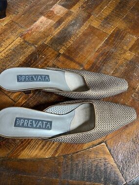 Gold mule size 8
Prevata